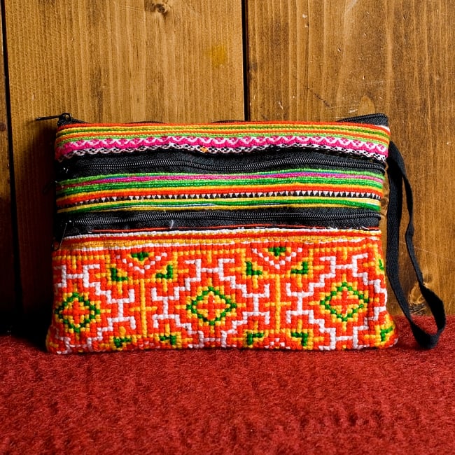 モン族刺繍の三連ジッパーサブバッグ -たて約15cm x 約よこ25cm 【アソート】の写真