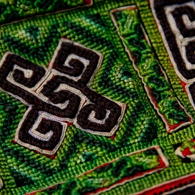 モン族の古布を使ったミニポーチ【グリーン系・大・アソート】 5 - 布地をアップにしました！細やかな刺繍が素敵です！