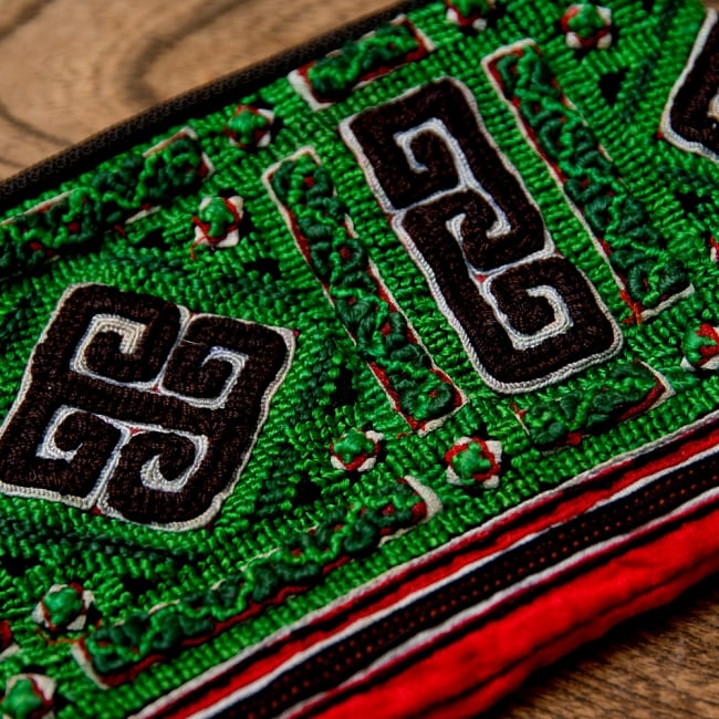 モン族の古布を使ったミニポーチ【グリーン系・小・アソート】 5 - 布地をアップにしました！細やかな刺繍が素敵です！