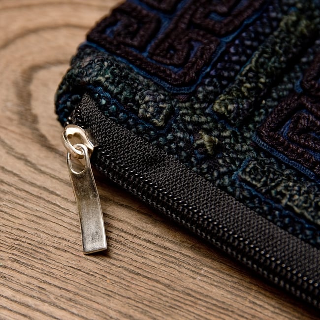 モン族の古布を使ったミニポーチ【ブルー系・アソート】 3 - ジップの部分を拡大してみました。