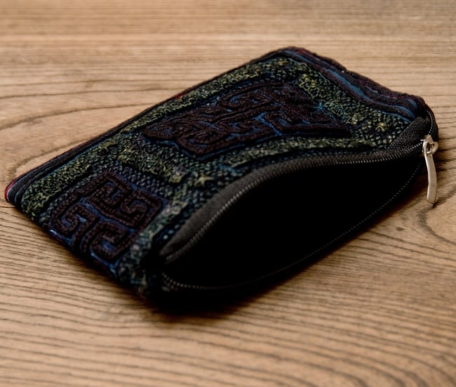 モン族の古布を使ったミニポーチ【ブルー系・アソート】 4 - 口を開くとこのようになっています。口が大きくて使いやすいです！