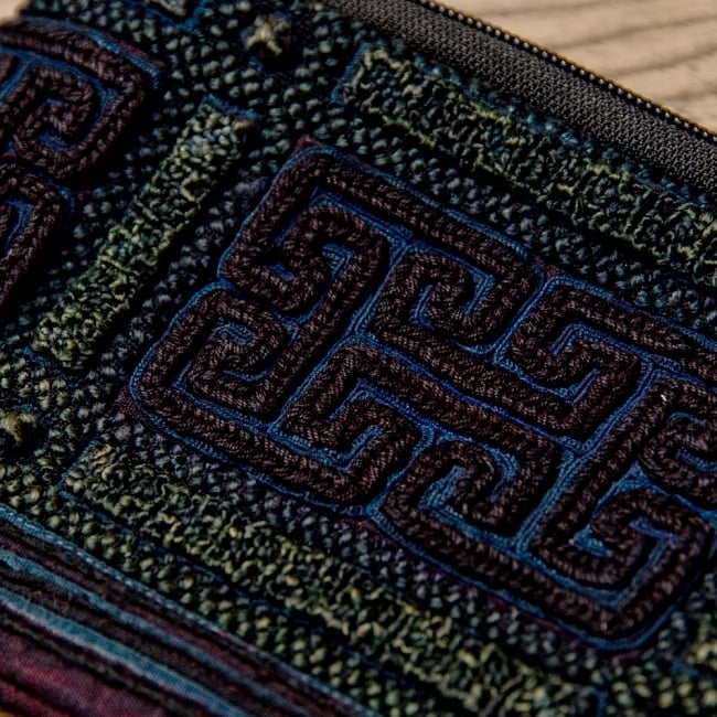 モン族の古布を使ったミニポーチ【ブルー系・アソート】 5 - 布地をアップにしました！細やかな刺繍が素敵です！