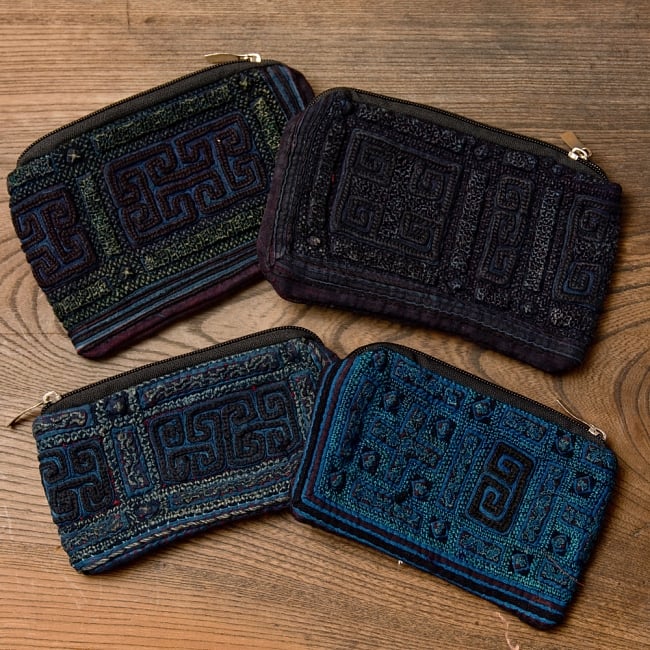 モン族の古布を使ったミニポーチ【ブルー系・アソート】 6 - アソート商品の一例です。このような中からお届いたしますが、すべて手作りですので、写真とデザインが異なる場合があります。