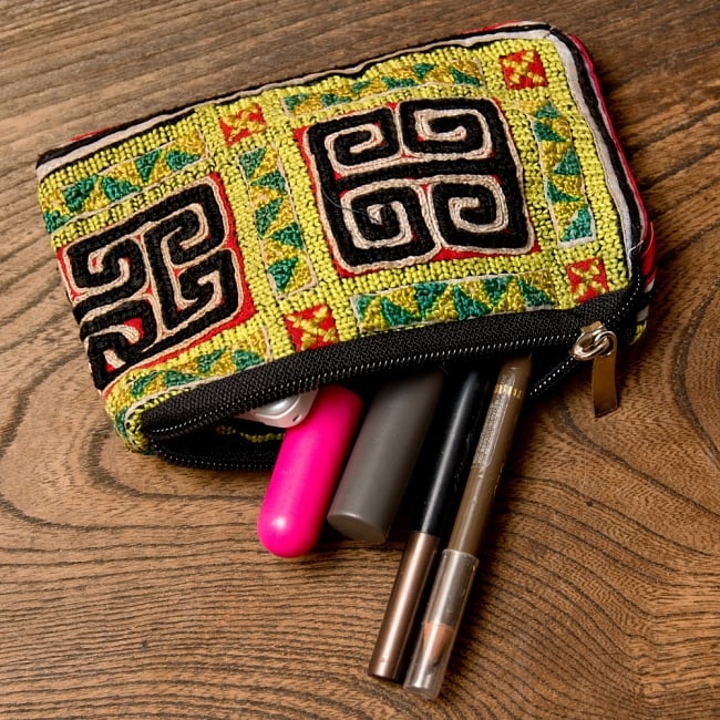 モン族の古布を使ったミニポーチ【ブルー系・アソート】 7 - 化粧ポーチとしてぴったりサイズです。