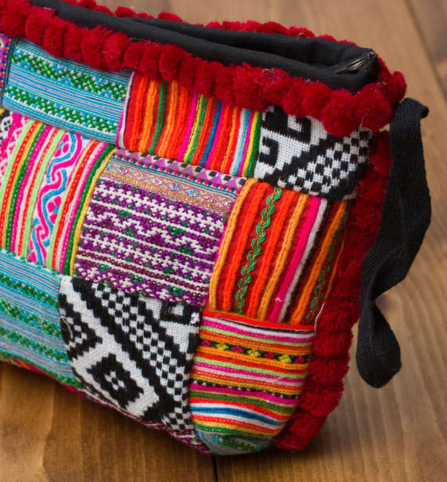 ぽんぽん付きモン族の化粧品用刺繍ポーチ【マルチカラー・赤ボーダー・一点もの】 5 - 端っこの部分を拡大しました