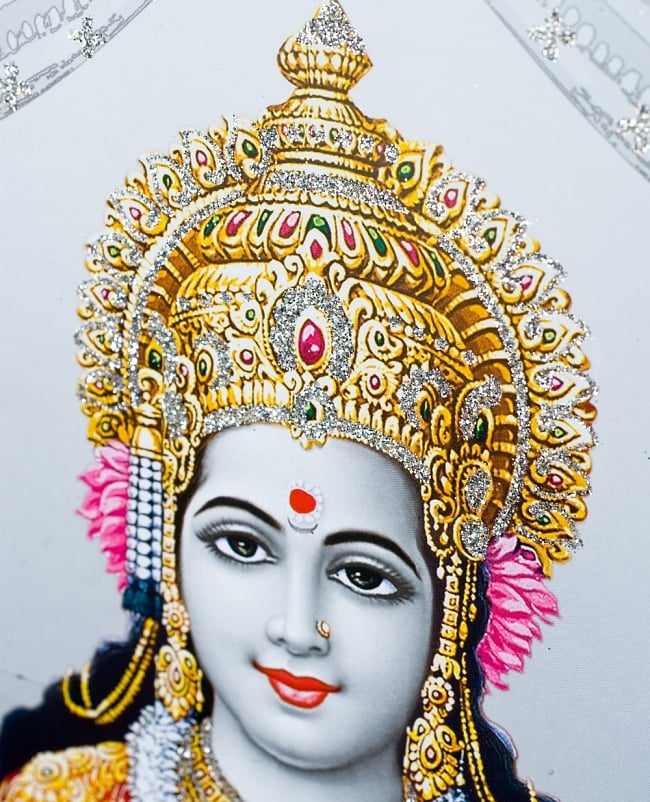 〔約40.5cm×約30.5cm〕輝くラメ入り・インドのヒンドゥー神様ポスター - サラスヴァティ 音楽の神様 3 - 拡大写真です。細かい所までキラキラしています。