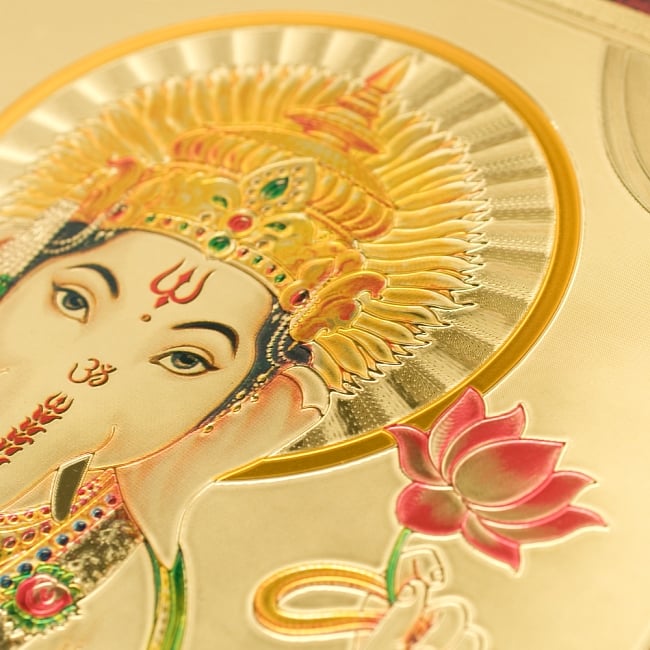 〔約40cm×約30cm〕インドのヒンドゥー神様ゴールドポスター - ガネーシャ 学問と商売の神様 3 - 拡大写真です。見る角度によっていろんな表情をみせてくれます