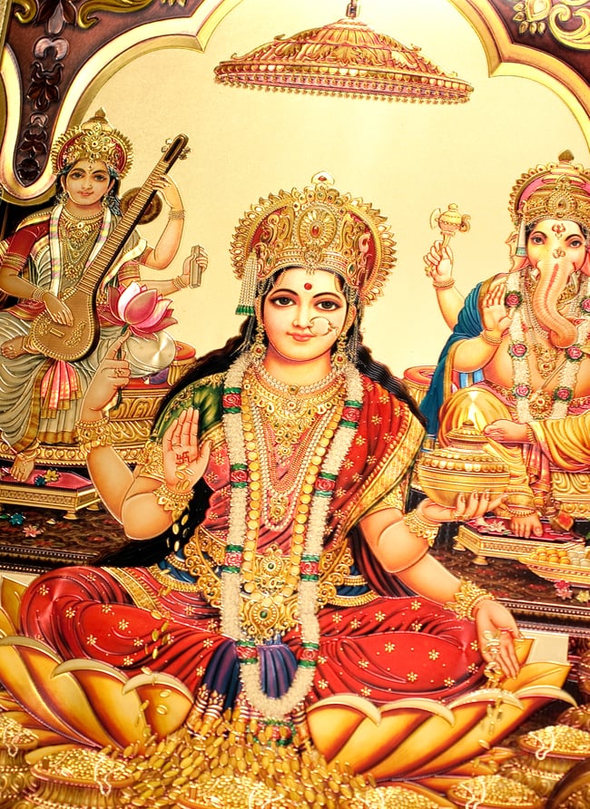 〔約40cm×約30cm〕インドのヒンドゥー神様ゴールドポスター - ラクシュミー・サラスヴァティ・ガネーシャ 2 - 拡大写真です。金色ベースなので通常のポスターとは一線を画する光沢感。見ていると引き込まれます。