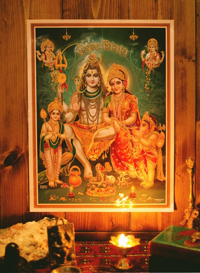 〔約40.5cm×約30.5cm〕輝くラメ入り・インドのヒンドゥー神様ポスター - シルディ・サイ・ババの商品写真 4枚目 お部屋やお店など店舗の装飾としておすすめです。そのまま貼っても素敵なポスター!また、額縁は当店で販売しておりませんが、入れると高級感ができます!その際、ポスターサイズは微妙に異なるので、お手数ですが商品到着後にサイズを測っていただき、額縁屋さんにご依頼ください。