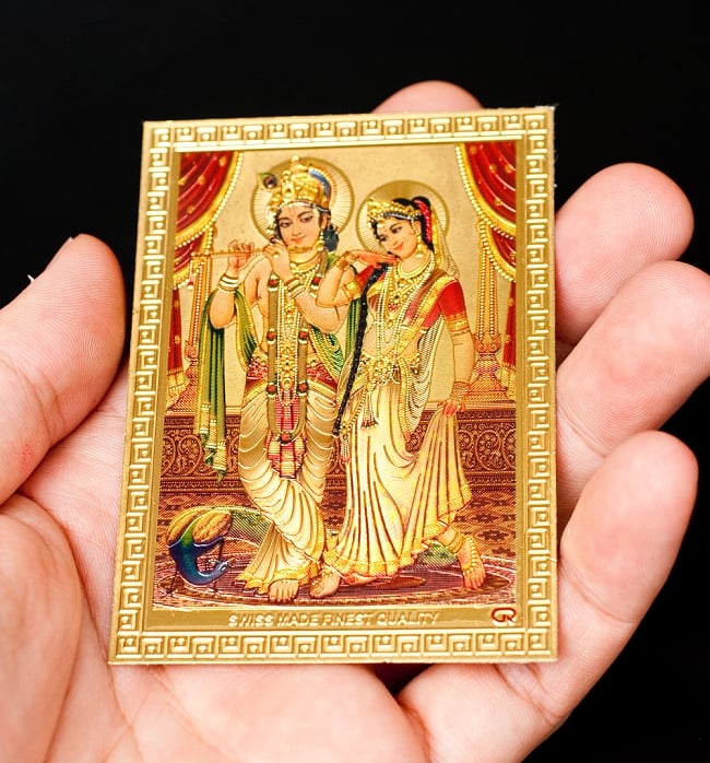 〔約6cm×約8.5cm〕インドのヒンドゥー神様ゴールドお守りカード ステッカー - クリシュナとラーダ 4 - 光を受けて明るく輝くカードです