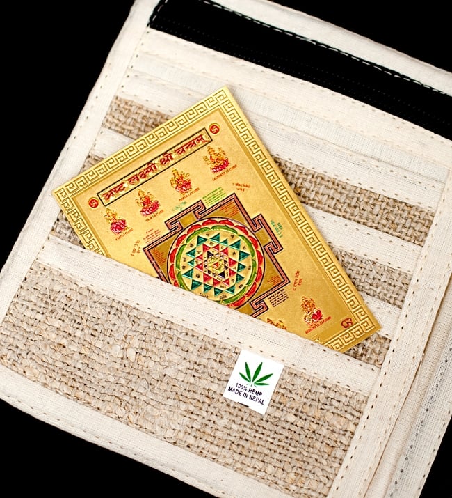 〔約6cm×約8.5cm〕インドのヒンドゥー神様ゴールドお守りカード ステッカー - クリシュナとラーダ 6 - このように財布にお守りとして入れておける便利なサイズです