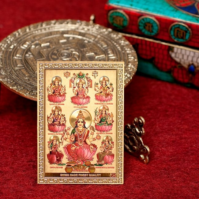 〔約6cm×約8.5cm〕インドのヒンドゥー神様ゴールドお守りカード ステッカー - クリシュナとラーダ 7 - 持ち運びに適したカードサイズですが、お部屋の中で、このように立てて普通に飾るというのもいいと思います。