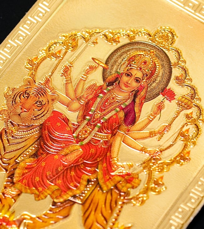 〔約6cm×約8.5cm〕インドのヒンドゥー神様ゴールドお守りカード ステッカー - ドゥルガー 勝利の女神 2 - 拡大写真です。金色ベースなので、景気の良い明るい雰囲気があります。