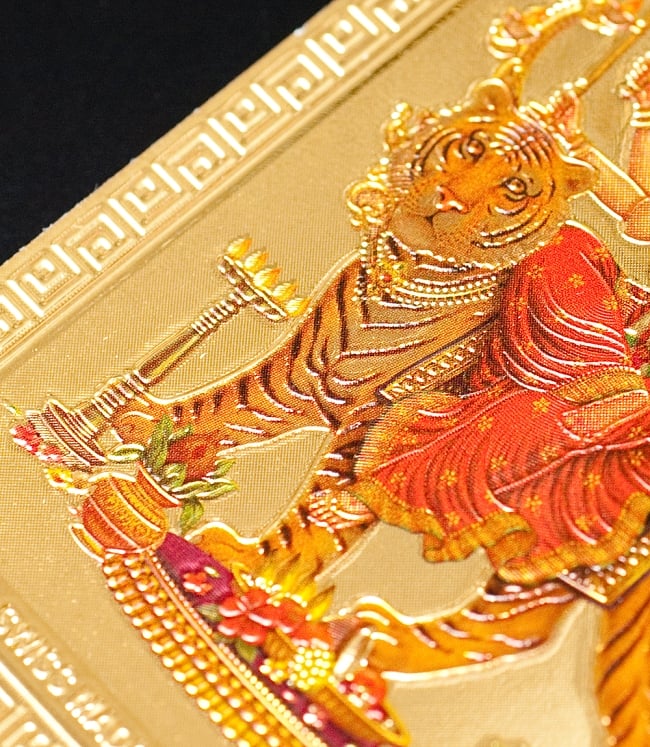 〔約6cm×約8.5cm〕インドのヒンドゥー神様ゴールドお守りカード ステッカー - ドゥルガー 勝利の女神 3 - 別の角度からの写真です
