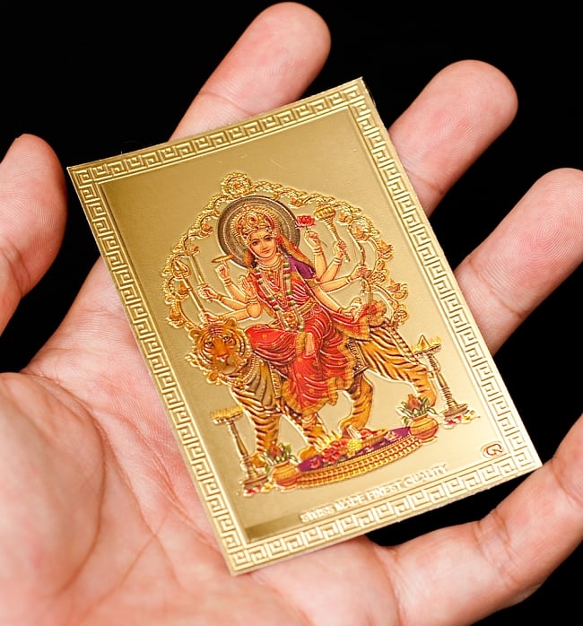 〔約6cm×約8.5cm〕インドのヒンドゥー神様ゴールドお守りカード ステッカー - ドゥルガー 勝利の女神 4 - 光を受けて明るく輝くカードです