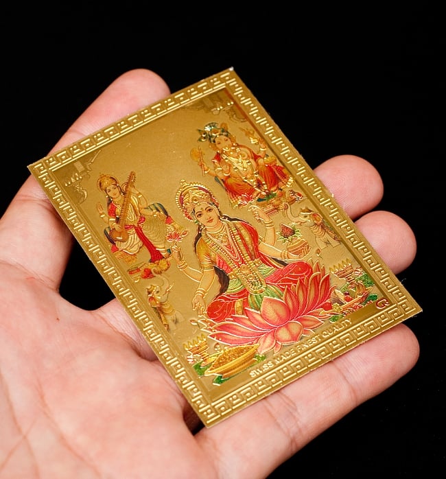 〔約6cm×約8.5cm〕インドのヒンドゥー神様ゴールドお守りカード ステッカー - ラクシュミー・サラスヴァティ・ガネーシャ 4 - 光を受けて明るく輝くカードです