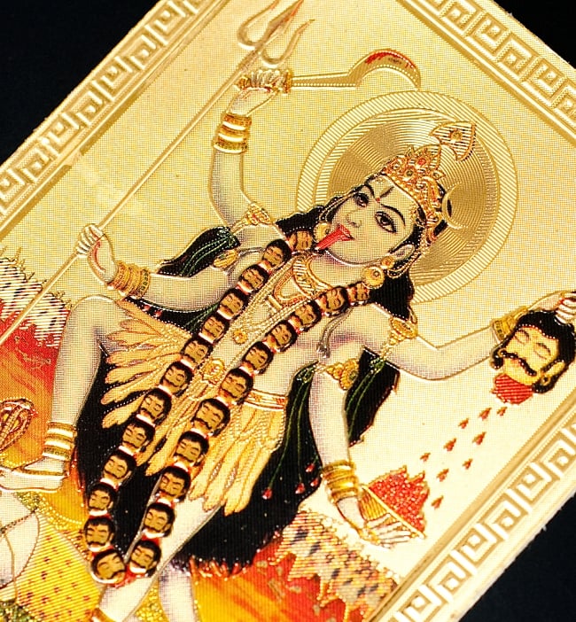 〔約6cm×約8.5cm〕インドのヒンドゥー神様ゴールドお守りカード ステッカー - カーリー 2 - 拡大写真です。金色ベースなので、景気の良い明るい雰囲気があります。