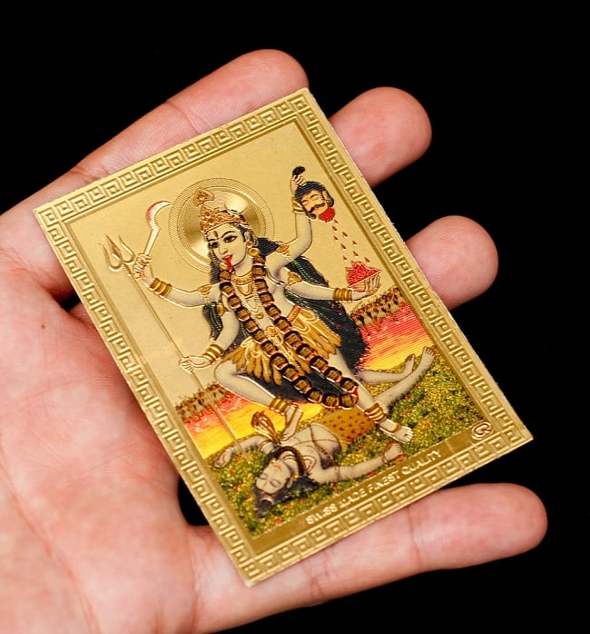 〔約6cm×約8.5cm〕インドのヒンドゥー神様ゴールドお守りカード ステッカー - カーリー 4 - 光を受けて明るく輝くカードです
