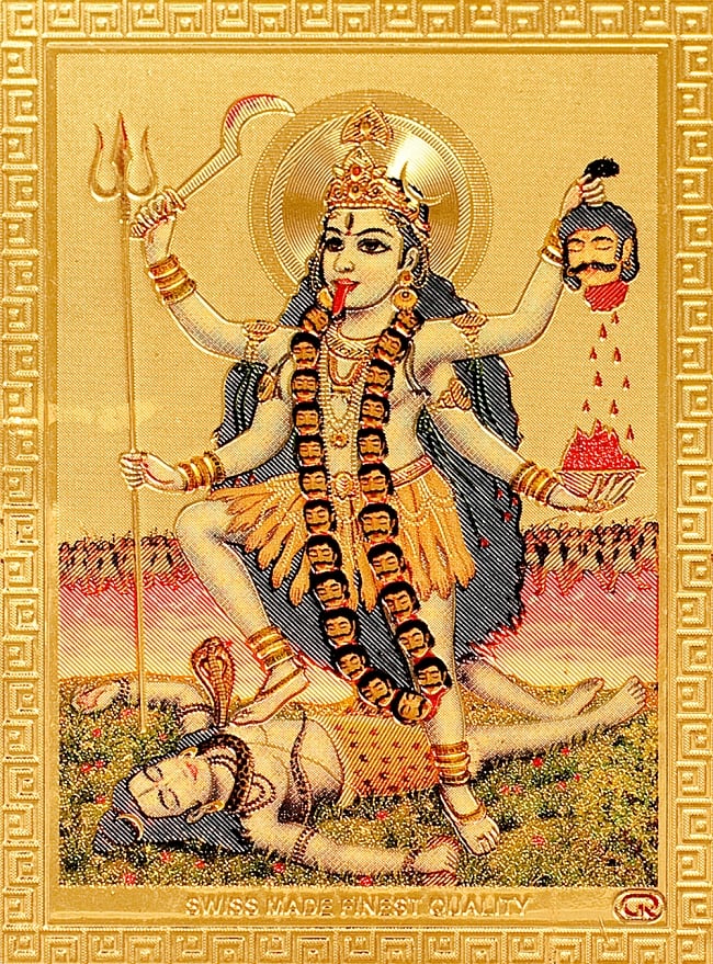 〔約6cm×約8.5cm〕インドのヒンドゥー神様ゴールドお守りカード ステッカー - カーリーの写真1枚目です。全体写真です。光沢感のある金色をベースに、立体感のあるエンボスで模様へ綺麗な彩色が施されています。カーリー,パールヴァティー,シヴァ,迦利,迦哩,ポスター
