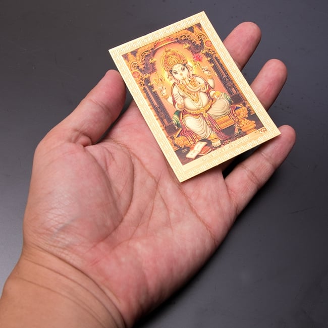 〔約6cm×約8.5cm〕インドのヒンドゥー神様ゴールドお守りカード ステッカー - ガネーシャ 学問と商売の神様 4 - 光を受けて明るく輝くカードです