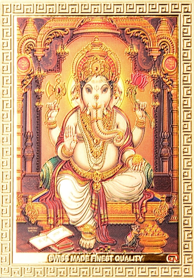 〔約6cm×約8.5cm〕インドのヒンドゥー神様ゴールドお守りカード ステッカー - ガネーシャ 学問と商売の神様の写真1枚目です。全体写真です。光沢感のある金色をベースに、立体感のあるエンボスで模様へ綺麗な彩色が施されています。ガネーシャ,ガナパティ,ガネーシュ,ヴィナーヤカ,ヴィグネーシュヴァラ,Ganesha,ポスター