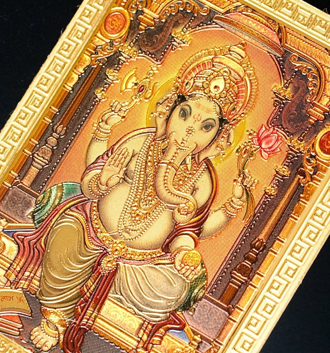 〔約6cm×約8.5cm〕インドのヒンドゥー神様ゴールドお守りカード ステッカー - ガネーシャ 学問と商売の神様 2 - 拡大写真です。金色ベースなので、景気の良い明るい雰囲気があります。