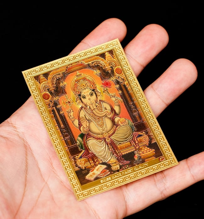 〔約6cm×約8.5cm〕インドのヒンドゥー神様ゴールドお守りカード ステッカー - ガネーシャ 学問と商売の神様 4 - 光を受けて明るく輝くカードです