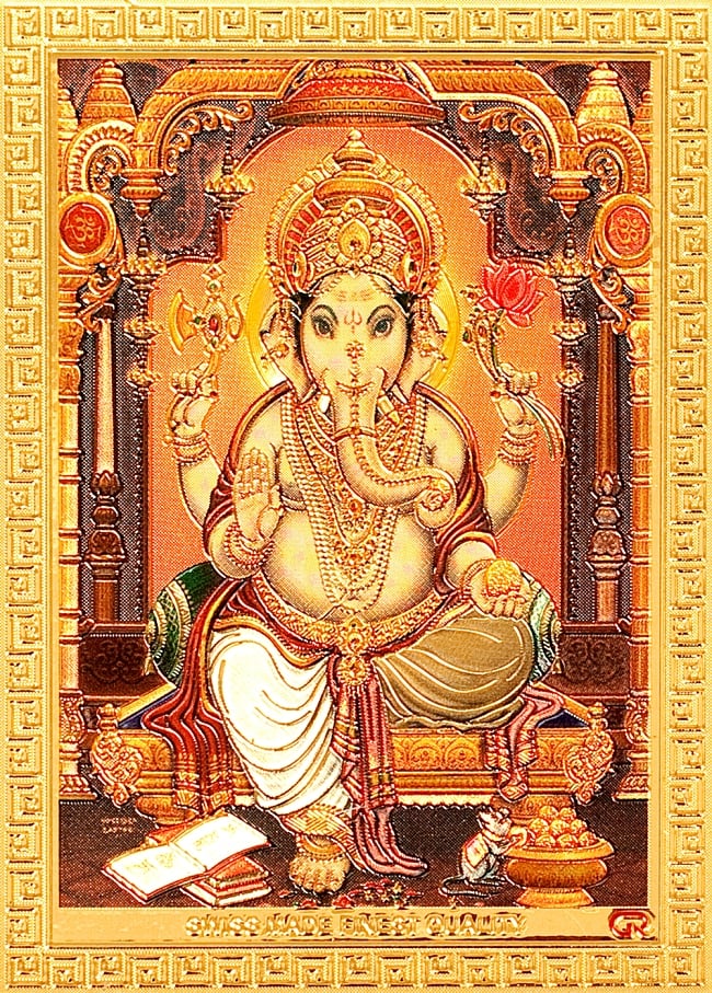 〔約6cm×約8.5cm〕インドのヒンドゥー神様ゴールドお守りカード ステッカー - ガネーシャ 学問と商売の神様の写真1枚目です。全体写真です。光沢感のある金色をベースに、立体感のあるエンボスで模様へ綺麗な彩色が施されています。ガネーシャ,ガナパティ,ガネーシュ,ヴィナーヤカ,ヴィグネーシュヴァラ,Ganesha,ポスター