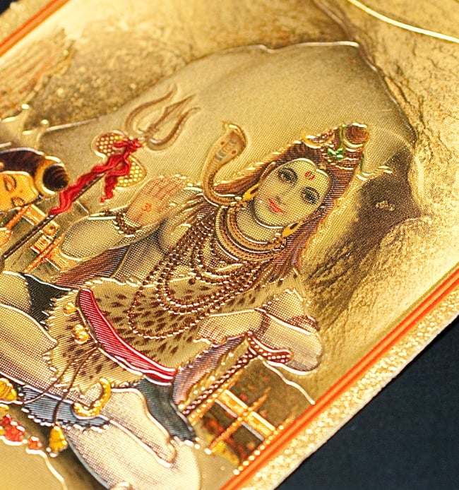 〔約6cm×約8.5cm〕インドのヒンドゥー神様ゴールドお守りカード ステッカー - シヴァ 2 - 拡大写真です。金色ベースなので、景気の良い明るい雰囲気があります。