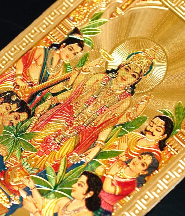 〔約6cm×約8.5cm〕インドのヒンドゥー神様ゴールドお守りカード ステッカー - ヴィシュヌ 世界を維持する神様 2 - 拡大写真です。金色ベースなので、景気の良い明るい雰囲気があります。