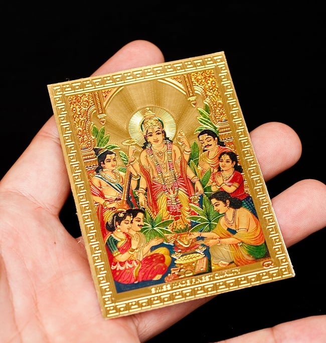 〔約6cm×約8.5cm〕インドのヒンドゥー神様ゴールドお守りカード ステッカー - ヴィシュヌ 世界を維持する神様 4 - 光を受けて明るく輝くカードです