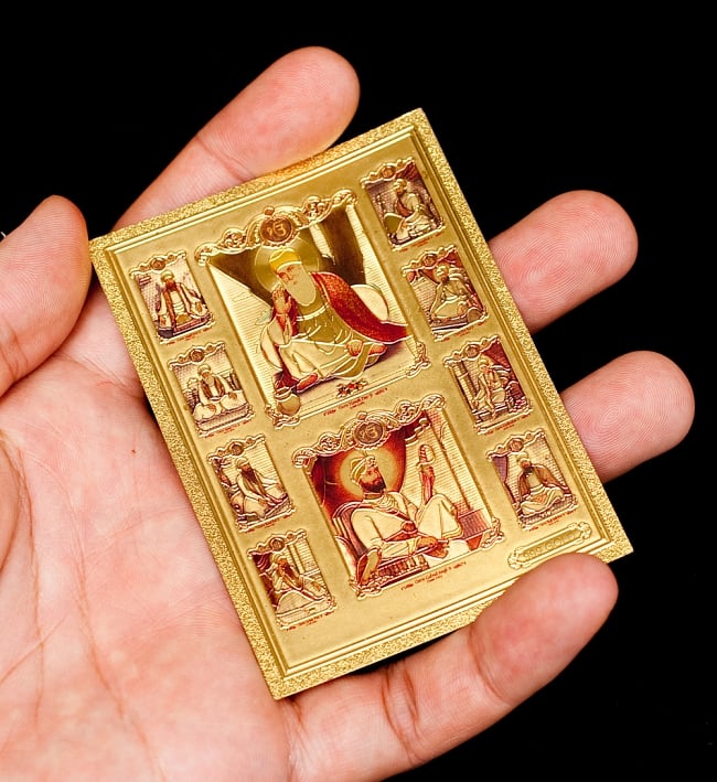 〔約6cm×約8.5cm〕インドのヒンドゥー神様ゴールドお守りカード ステッカー - シク教グル・ナーナクとグル・ゴービンド・シング 4 - 光を受けて明るく輝くカードです