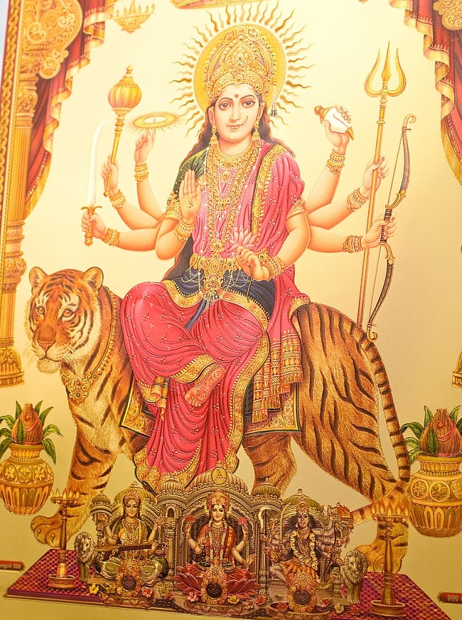 〔約40cm×約30cm〕インドのヒンドゥー神様ゴールドポスター - ドゥルガー 勝利の女神 2 - 金色ベースなので通常のポスターとは一線を画する光沢感。見ていると引き込まれます。