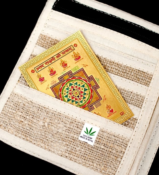 〔約6cm×約8.5cm〕インドのヒンドゥー神様ゴールドお守りカード ステッカー - ラクシュミ・サラスヴァティ・ガネーシャ 6 - このように財布にお守りとして入れておける便利なサイズです