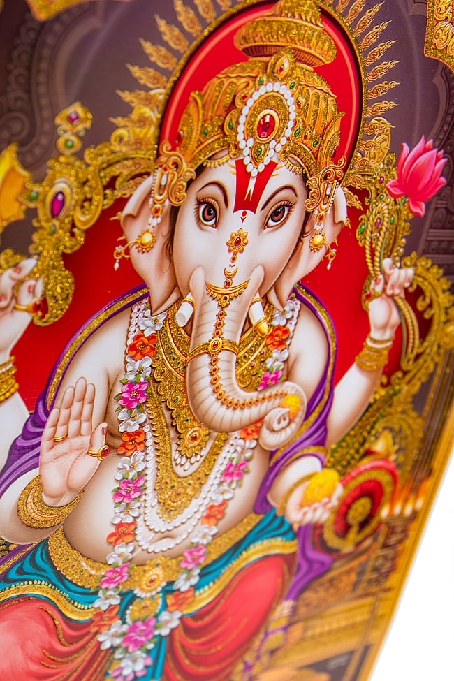 〔約30cm×約40cm〕輝くラメ入りインドのヒンドゥー神様ポスター - ガネーシャ 2 - お顔の拡大写真です。