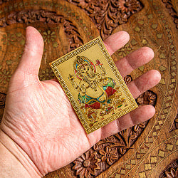 〔約6cm×約8.5cm〕インドのヒンドゥー神様ゴールドお守りカード ステッカー - ガネーシャ - サブ4