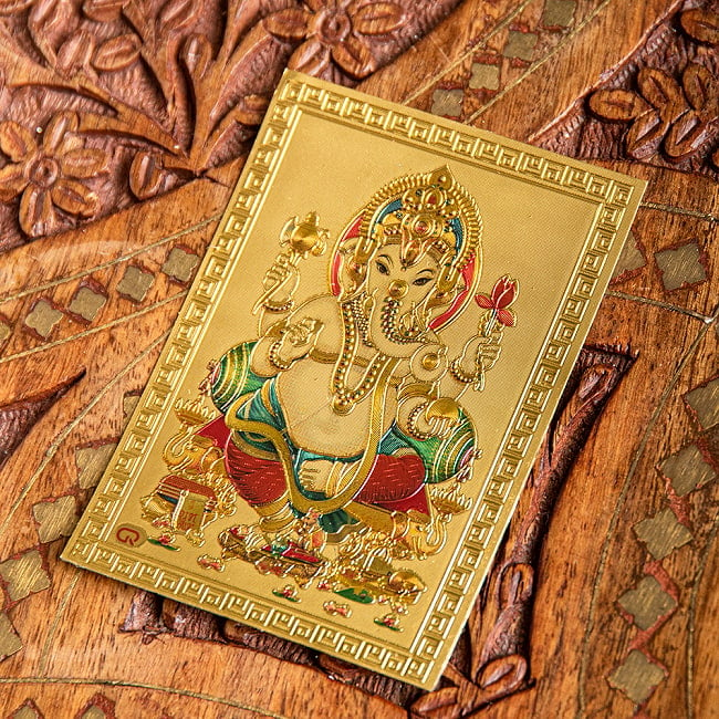 〔約6cm×約8.5cm〕インドのヒンドゥー神様ゴールドお守りカード ステッカー - ガネーシャの写真1枚目です。全体写真です。光沢感のある金色をベースに、立体感のあるエンボスで模様へ綺麗な彩色が施されています。シク教,シーク教,グル・ゴービンド・シング,Guru Gobind Singh,グル・ナーナク,Guru Nanak,黄金寺院