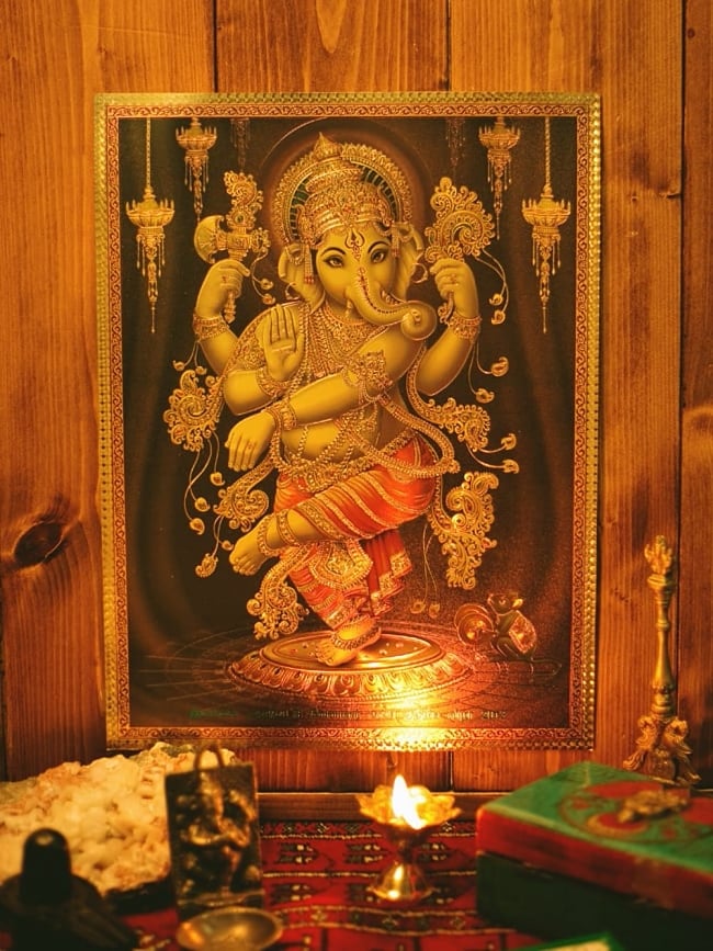 〔約40cm×約30cm〕インドのヒンドゥー神様ゴールドポスター - ラクシュミー・サラスヴァティ・ガネーシャ 5 - お部屋やお店など店舗の装飾としておすすめ。そのまま貼っても素敵なポスターです。