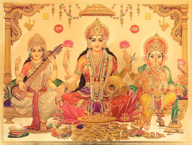 〔約40cm×約30cm〕インドのヒンドゥー神様ゴールドポスター - ラクシュミー・サラスヴァティ・ガネーシャの写真1枚目です。全体写真です。光沢感のある金色をベースに、立体感のあるエンボスで模様へ綺麗な彩色が施されています。ラクシュミー,サラスヴァティ,サラスヴァティー,ガネーシャ,ポスター
