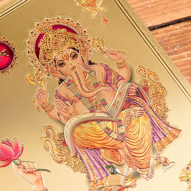 〔約40cm×約30cm〕インドのヒンドゥー神様ゴールドポスター - ラクシュミー・サラスヴァティ・ガネーシャ 3 - 金色ベースなので通常のポスターとは一線を画する光沢感。