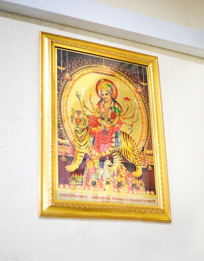 〔約40cm×約30cm〕インドのヒンドゥー神様ゴールドポスター - ラクシュミー・サラスヴァティ・ガネーシャ 6 - 額縁は当店で販売しておりませんが、入れると高級感ができます！こちらは、現地で額縁に入れた使用例の写真です。