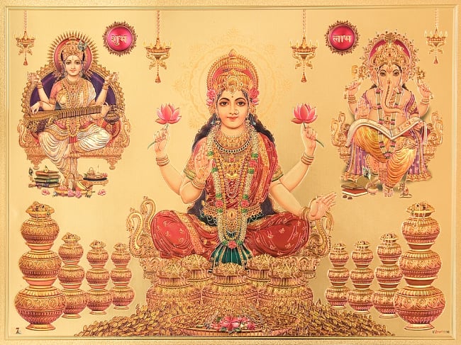 〔約40cm×約30cm〕インドのヒンドゥー神様ゴールドポスター - ラクシュミー・サラスヴァティ・ガネーシャの写真1枚目です。全体写真です。光沢感のある金色をベースに、立体感のあるエンボスで模様へ綺麗な彩色が施されています。ラクシュミー,サラスヴァティ,サラスヴァティー,ガネーシャ,ポスター