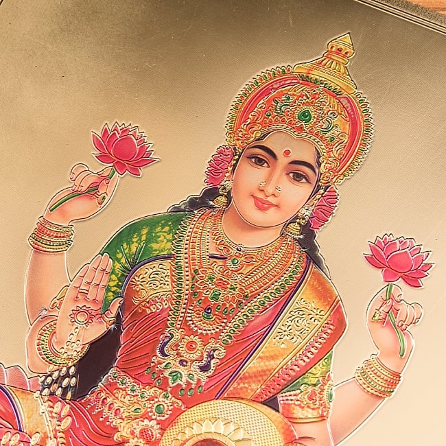〔約40cm×約30cm〕インドのヒンドゥー神様ゴールドポスター - ラクシュミー 美と富の神様 2 - 拡大写真です。金色ベースなので通常のポスターとは一線を画する光沢感。
