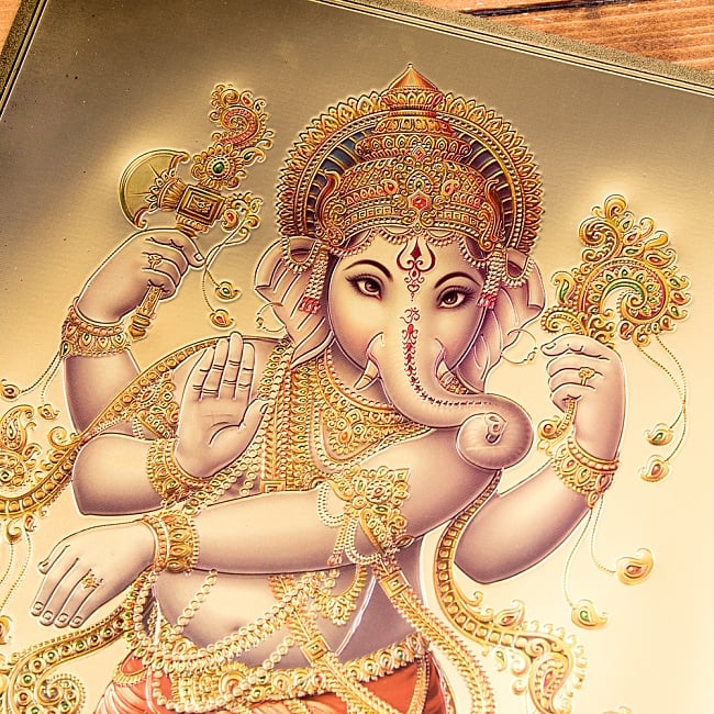 〔約40cm×約30cm〕インドのヒンドゥー神様ゴールドポスター - ガネーシャ 学問と商売の神様 2 - 拡大写真です。金色ベースなので通常のポスターとは一線を画する光沢感。