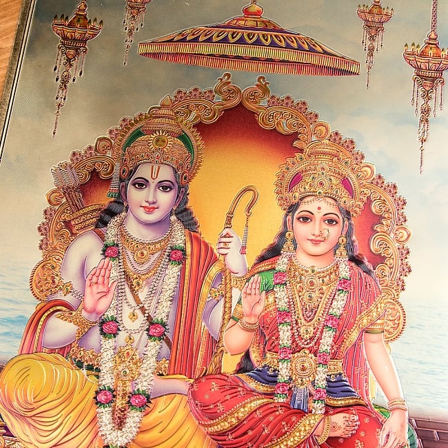 〔約40cm×約30cm〕インドのヒンドゥー神様ゴールドポスター - ラーマとシーター 2 - 拡大写真です。金色ベースなので通常のポスターとは一線を画する光沢感。