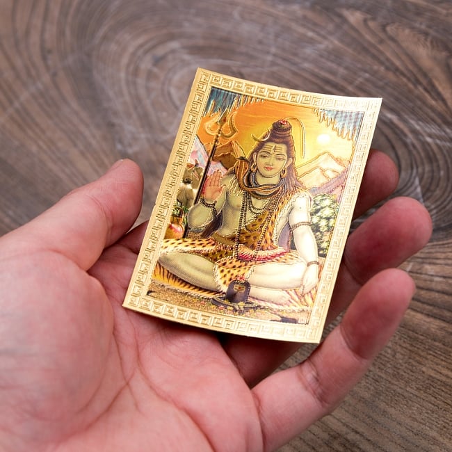 〔約6cm×約8.5cm〕インドのヒンドゥー神様ゴールドお守りカード ステッカー - シヴァ 4 - 光を受けて明るく輝くカードです