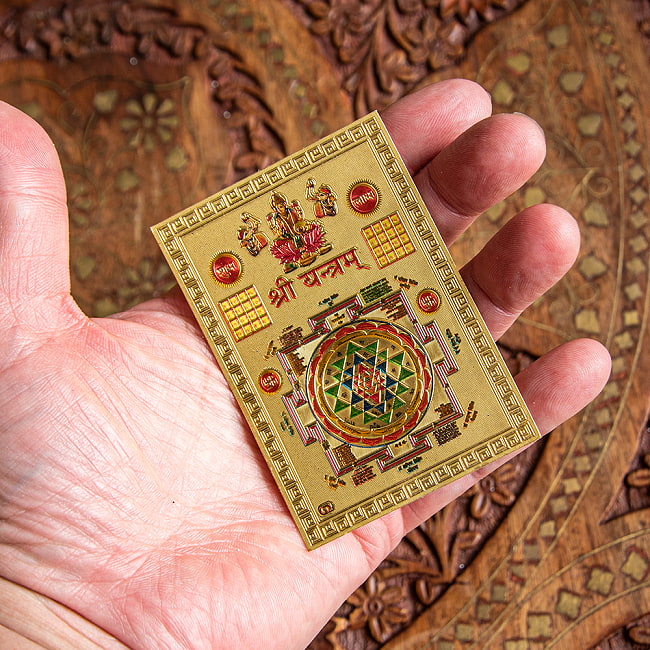 〔約6cm×約8.5cm〕インドのヒンドゥー神様ゴールドお守りカード ステッカー - ラクシュミーヤントラ 4 - 光を受けて明るく輝くカードです
