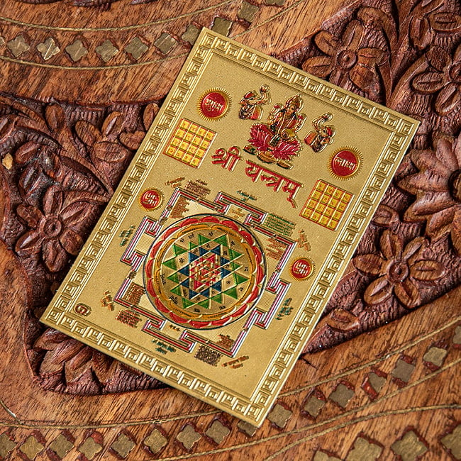 〔約6cm×約8.5cm〕インドのヒンドゥー神様ゴールドお守りカード ステッカー - ラクシュミーヤントラの写真1枚目です。全体写真です。光沢感のある金色をベースに、立体感のあるエンボスで模様へ綺麗な彩色が施されています。ドゥルガー,デーヴァ神族,パールヴァティー,ポスター