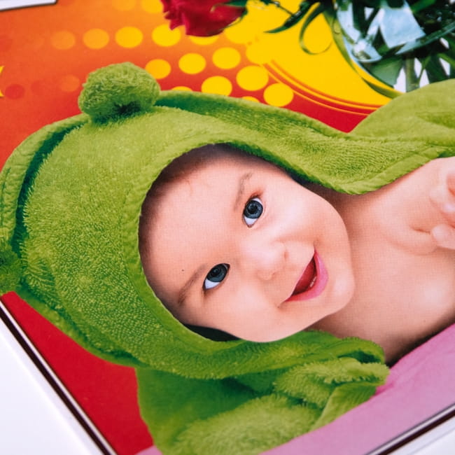 インドのウェルカムポスター 【赤ちゃん】 2 - 拡大写真です。インドらしい綺麗な彩色が魅力です。