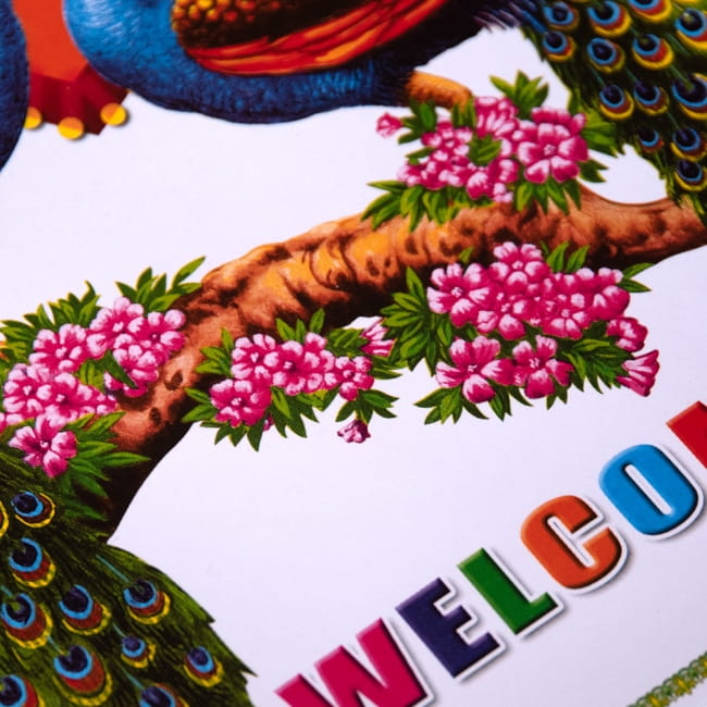 インドのウェルカムポスター 【孔雀】 3 - 拡大写真です。インドらしい綺麗な彩色が魅力です。